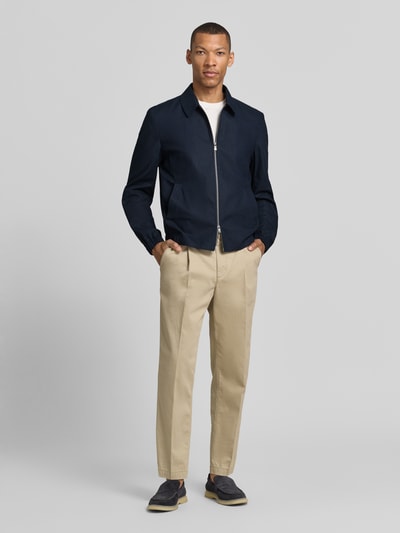Männermodel trägt blouson mit kentkraag en ritssluiting van MCNEAL, mix van linnen en katoen, recht model, navyblauw, ganzkörperansicht von vorne.
