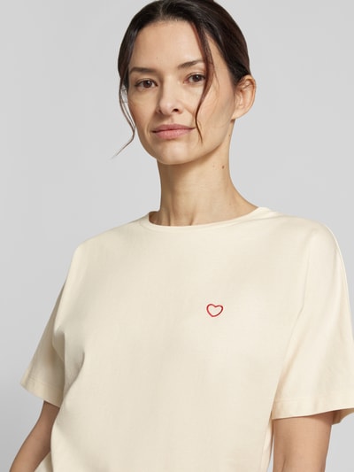 Frauenmodel trägt T-Shirt mit Stitching Modell 'Salentine' von OPUS, reine Baumwolle, Regular Fit, Rundhalsausschnitt, Nahaufnahme Oberkörper.