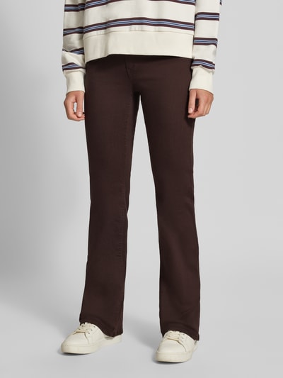 Frauenmodel trägt Bootcut-Jeans aus Baumwoll-Mix Modell 'BLUSH' von ONLY in Dunkelbraun, Damen Bootcut-Jeans von ONLY, Nahaufnahme Unterkörper.
