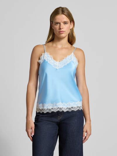 Frauenmodel trägt Regular Fit Top aus Satin mit Spitzenbesatz von REVIEW in Hellblau, weiße Spitze, Spaghetti-Träger, Ganzkörperansicht von vorne, Rückenlänge bei Größe S: 39 cm.