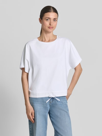 Frauenmodel trägt Oversized T-Shirt mit Rundhalsausschnitt von Smith and Soul aus reiner Baumwolle mit Tunnelzug, Rückenlänge 57 cm, Ganzkörperansicht von vorne.