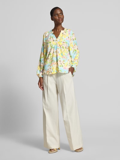 Frauenmodel trägt Regular Fit Bluse aus Viskose im Allover-Look von Emily Van den Bergh in bunten Pastelltönen, Ganzkörperansicht von vorne, Reine Viskose, V-Ausschnitt, Rückenlänge 63 cm, Ärmellänge 60 cm bei Größe 36.