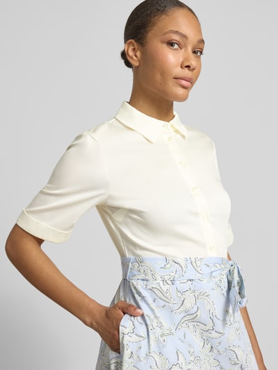 Frauenmodel trägt Tailliertes Hemdblusenkleid aus Baumwoll-Mix von s.Oliver BLACK LABEL in Creme und Hellblau, Nahaufnahme Oberkörper.