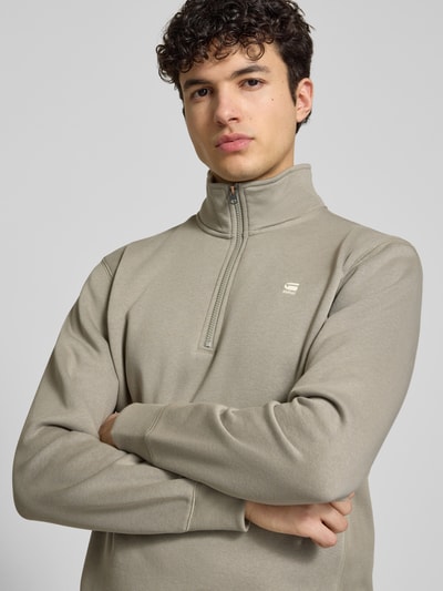 Männermodel trägt Sweatshirt mit Stehkragen und Reißverschluss von G-Star Raw, Baumwoll-Mix, Regular-Fit, Label-Stitching, Nahaufnahme Oberkörper.