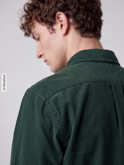 Männermodel trägt dunkelgrünes Custom Fit Freizeithemd aus reiner Baumwolle mit POLO BEAR Stitching von Polo Ralph Lauren, Ganzkörperansicht Rückansicht, KI-modifiziertes Bild