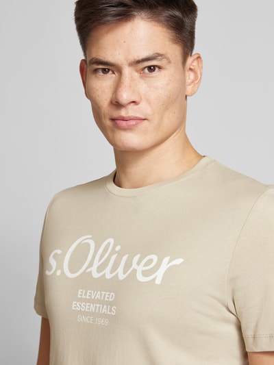 s.Oliver RED LABEL Regular Fit T-Shirt aus reiner Baumwolle mit Statement-Label-Print Beige 3