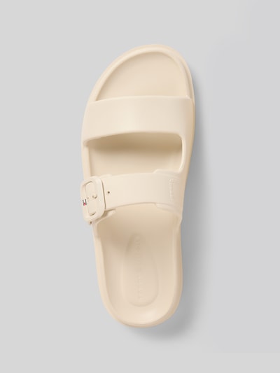 Produktfoto, Slipper mit Schnalle von Tommy Hilfiger, kremowy, jednolita faktura, zaokrąglony nosek, płaski obcas, tłoczone logo, zapięcie na klamrę, podeszwą o strukturze