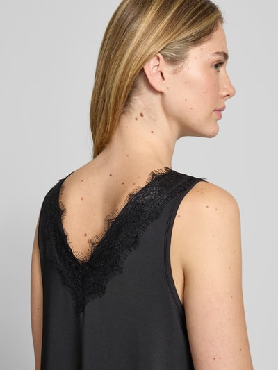 Frauenmodel trägt Trägertop aus Satin mit Spitzenbesatz Modell 'Bicco' von FREE/QUENT, Damen, schwarze Satin-Optik, Regular-Fit, Nahaufnahme Rückenansicht.