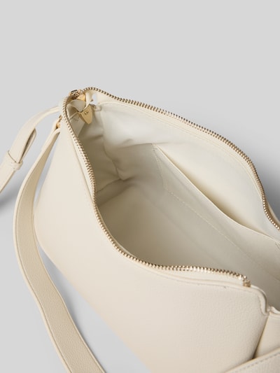 Produktfoto, cremefarbene Handtasche mit Label-Detail Modell 'MELOY' von Seidenfelt, Hauptfach mit Reißverschluss, strukturierte Oberfläche, Schulterriemen, Maße 29x18x13 cm, Riemenlänge 63 cm