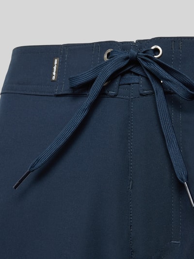 Produktfoto, Regular Fit Shorts mit Logo-Stitching Modell 'Kaimana' von Quiksilver, dunkelblau, elastischer Material-Mix, Schnürverschluss, Detailaufnahme