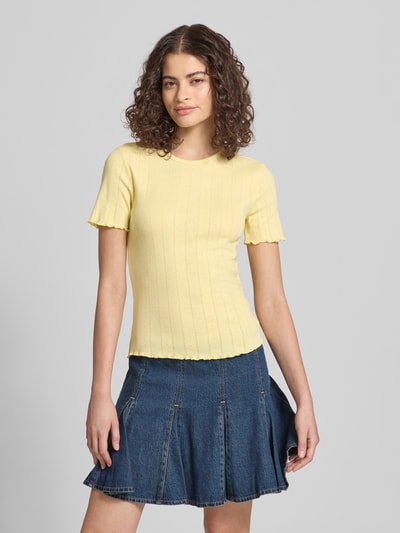 Frauenmodel trägt Slim Fit T-Shirt aus Baumwoll-Mix Modell 'TENNA' von Only, Optik: Unifarben, Rundhals, Kurzarm, Frill, Ganzkörperansicht von vorne.
