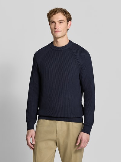 Männermodel trägt Matinique Regular Fit pullover aus puur katoen Modell 'Hellson' in tricotlook, donkerblauw, elastische boordjes, heren, Ganzkörperansicht von vorne. Ruglengte bij maat M: 75 cm, mouwlengte: 88 cm.