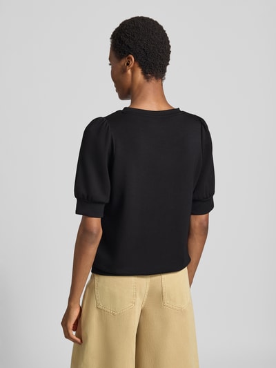 Vrouwenmodel draagt Dames sweatshirt met Materiaalmix met stretch, los model, Model 'BANU' van Soyaconcept, ballonmouwen, halflange mouwen, ronde hals, zwart, Ganzkörperansicht Rückansicht.