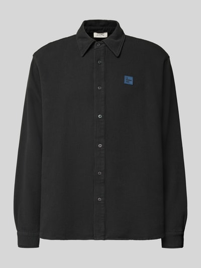 Produktfoto, schwarzes Regular Fit Freizeithemd mit Label-Patch von American Vintage, Baumwolle, Kentkragen, Knopfleiste, glatte Textur