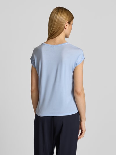 Männermodel trägt Relaxed Fit T-Shirt aus Lyocell-Mix Modell 'AVA' von Vero Moda, kolor melange, krótki rękaw, widok całej sylwetki od tyłu.