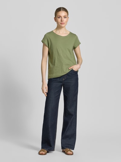 Vrouwenmodel draagt Regular Fit T-Shirt aus Baumwoll-Flammgarn van s.Oliver RED LABEL, groen gestreept melange, korte mouw, pure katoen, geheellichaamsfoto vooraanzicht.
