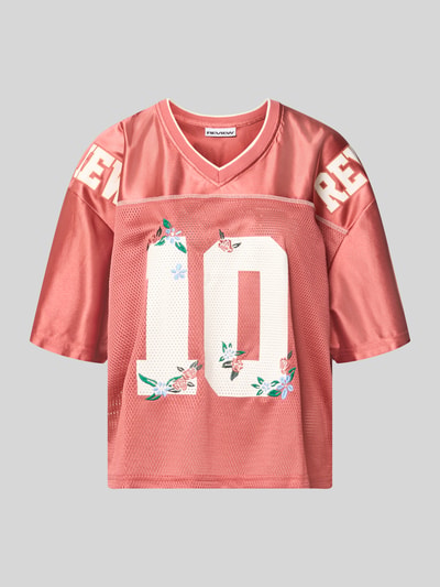 Produktfoto, Trikot mit Label-Prints und V-Ausschnitt von REVIEW in Rosa mit Relaxed-Fit, 1/2-Arm, Rückenlänge Größe S: 59 cm, strukturierte Mesh-Optik