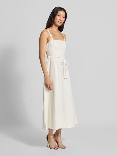 Frauenmodel trägt Cocktailkleid aus Leinen-Viskose-Mix von Forever New in Creme mit schmalen Trägern, Taillenband, Ganzkörperansicht von vorne.