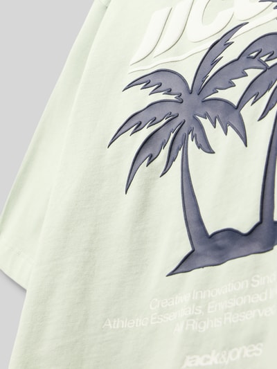 Productfoto, T-Shirt met rugzijde printmotief van Jack & Jones, katoen, regular fit, ronde hals, ruglengte maat 140: 52 cm, lichtgroen met donkere palmboom- en tekstprint, gladde textuur