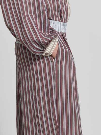 Frauenmodel trägt Hose im Allover-Look mit elastischem Bund von Jake*s Casual aus Lyocell-Mix mit Viskose-Anteil, gestreiftes Muster, Nahaufnahme Hüfte.