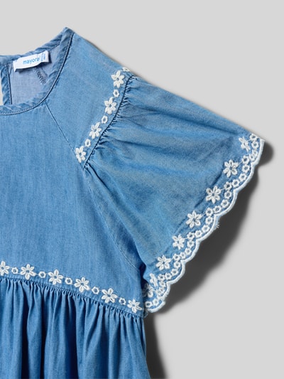 Productfoto, Tailliertes Freizeitkleid aus Baumwoll-Lyocell-Mix van Mayoral, denimlook, taille fit, bloemenborduursel, ronde hals, kapmouwen, knoopsluiting, sleutelgatuitsnijding, kinderkleding, zachte textuur