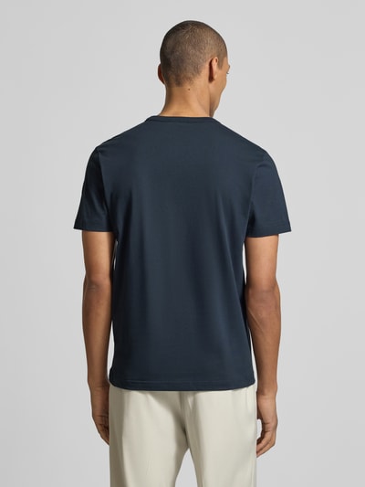 Männermodel trägt Regular Fit T-Shirt aus Baumwolle von Colmar Originals in Dunkelblau mit Rundhalsausschnitt, Kurzarm, Ganzkörperansicht Rückansicht.