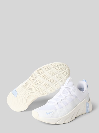 Produktfoto, Sneaker mit Logo-Detail Modell 'Metcon' von Nike in Weiß und Hellblau, abgerundete Passform, Schnürverschluss, Absatzhöhe 6 cm, Schafthöhe 7 cm, Schaftweite 6 cm, strukturierte Gummi-Sohle, Damen Sneaker