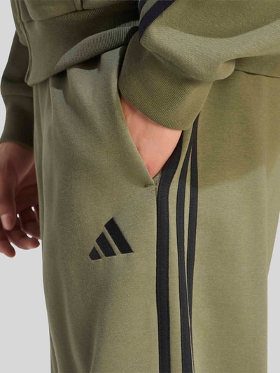 adidas Sportswear Regular Fit Sweathose aus Baumwoll-Mix Oliv 3