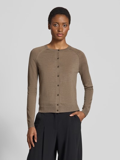 Frauenmodel trägt Regular Fit Strickjacke aus reiner Schurwolle Modell 'Fonami' von BOSS in Braun, kombiniert mit schwarzer Hose, Ganzkörperansicht von vorne, Damen Strickjacke von BOSS.