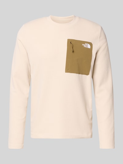 Produktfoto, Langarmshirt mit Napoleontasche Modell 'KECHA' von The North Face, beżowy kolor, prosty krój, okrągły dekolt, elastyczny materiał, detal z logo