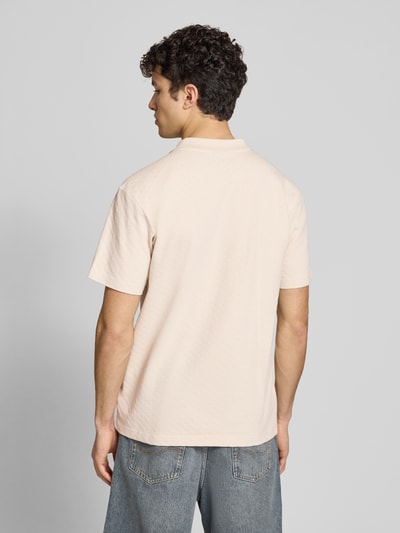 Männermodel trägt Regular Fit Poloshirt mit Logo von G-Star Raw aus Reine Baumwolle, hellbeige, Rückenlänge 74 cm, Ganzkörperansicht Rückansicht.