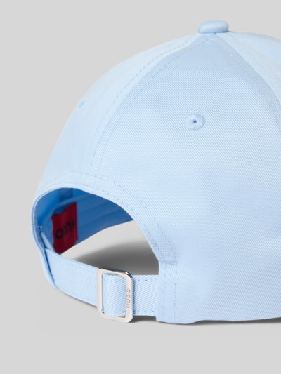 Produktfoto, Basecap aus reiner Baumwolle Modell 'CARA' von HUGO in Hellblau mit Optik: Unifarben, Label-Stitching-Applikation, Luftlöcher, Riegelverschluss, Materialverarbeitung: Webware