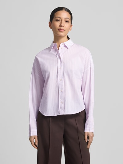 Modelka kobieca ma na sobie Relaxed Fit Hemdbluse aus reiner Baumwolle od Marc O'Polo, jasnoróżowa, paski, długi rękaw, przedni widok górnej części ciała.
