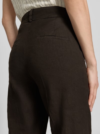 Frauenmodel trägt Chino aus Leinen-Mix mit Bügelfalte Modell 'CALIFORNIA' von Cambio, Gesäßtasche, dunkler Farbton, Nahaufnahme Rückansicht. Damen Chino, Leinen-Mix mit Baumwoll-Anteil, Straight Fit, Haken- und Reißverschluss, Französische Eingrifftaschen, Bundweite bei Größe 36: 41 cm, Innenbeinlänge bei Größe 36: 68 cm.