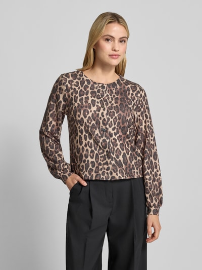 Vrouwenmodel draagt Sweatjacke im Allover-Look mit Rundhalsausschnitt van monari, regular fit, viscosemix, knoopsluiting, alloverprint, frontale buste close-up.