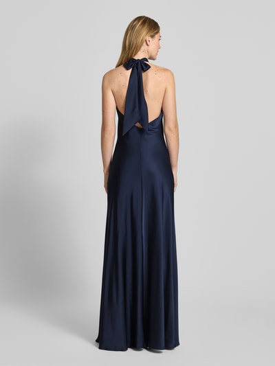 Frauenmodel trägt Abendkleid mit Neckholder zum Binden von Mascara in Dunkelblau, Satin, Körpernahe Passform, Rückenausschnitt, Maxilänge, Nahtreißverschluss, Rückenlänge 160 cm, Brustweite 42 cm, Ganzkörperansicht Rückansicht.