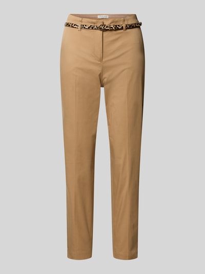 Produktfoto, Slim Fit Hose in verkürzter Passform mit Gürtel von Christian Berg Woman, beżowy kolor, gładka struktura, krój slim fit, pasek z motywem zwierzęcym, bawełniano-wiskozowa mieszanka, szerokość w rozmiarze 36: 39 cm, długość nogawki wewnętrznej 72 cm