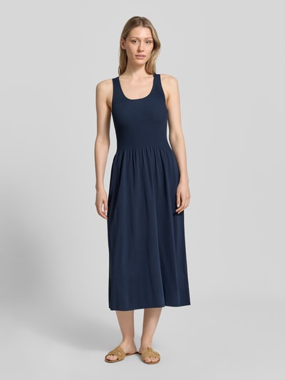 Vrouwenmodel draagt donkerblauwe A-lijn tricotjurk uit viscosemix model 'CALIBRI' van Weekend Max Mara, dames, geheel vooraanzicht.