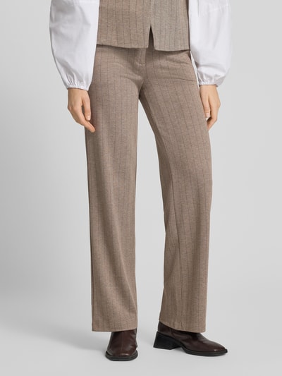 Frauenmodel trägt Straight Fit Hose mit Viskose-Anteil Modell 'Bonnie' von FREE/QUENT, feine Streifen, braune Töne, Nahaufnahme Unterkörper, Elastischer Material-Mix, Knopf- und Reißverschluss, Damen Hose, Bundweite S: 37 cm, Innenbeinlänge S: 80 cm.
