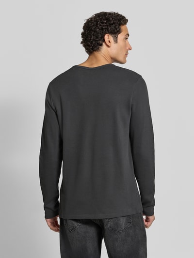 Männermodel trägt Regular Fit Longsleeve aus reiner Baumwolle Modell 'Basic' von Lindbergh in Dunkelgrau, Ganzkörperansicht Rückansicht. Rückenlänge bei Größe M: 73 cm, Rundhalsausschnitt, klare Struktur.