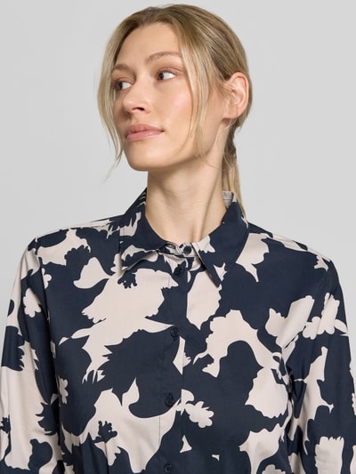 Kobiece modelka nosi Hemdblusenkleid im Allover-Look mit Bindegürtel von comma, mieszanka bawełny z dodatkiem streczu, linia a, sukienka midi, wzór na całej powierzchni, wiązany pasek, długość tyłu w rozmiarze 36: 120 cm, szerokość w rozmiarze 36: 49 cm, długość rękawów w rozmiarze 36: 60 cm, ciemnogranatowy i beżowy, nahaufnahme górnej części ciała.