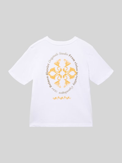 Jungenmodel trägt dziecięcy t-shirt z bawełny o prostym kroju, model 'MONTAUK' od Jack & Jones, nadruk z napisem, detal z logo, nadruk z motywem na plecach, okrągły dekolt, długość tyłu w rozmiarze 140: 52 cm, całkowity widok z tyłu.