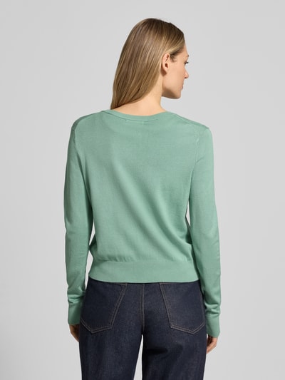 Frauenmodel trägt Regular Fit Cardigan aus Viskose-Mix von Christian Berg Woman in Mintgrün, glatte Struktur, Rückenlänge 48 cm, Ärmellänge 62 cm, Ganzkörperansicht Rückansicht.