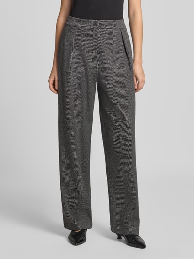 Frauenmodel trägt Hose im Allover-Look mit Falten von Emporio Armani, Baumwoll-Mix, Regular Fit, schwarz-weiß, Ganzkörperansicht von vorne.