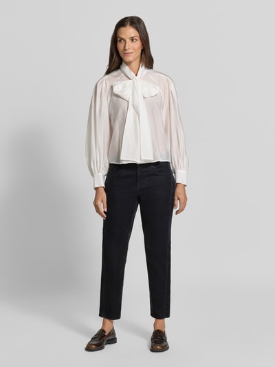 Kobiece modelka nosi czarne spodnie sztruksowe Tapered Fit Cordhose aus Baumwoll-Mix Modell 'MILEY' od Brax, damskie spodnie sztruksowe, widok całej sylwetki z przodu