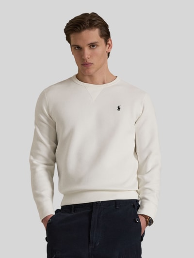 Männermodel trägt Regular Fit Sweatshirts mit Logo-Stitching von Polo Ralph Lauren, unifarben, Rundhals, langarm, Ganzkörperansicht von vorne.