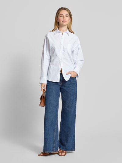 Modelka nosi Relaxed Fit Bluzka z brystaszą od Jake*s Casual z bawełny, kołnierzyk koszulowy, listwa guzikowa, całościowy widok z przodu.