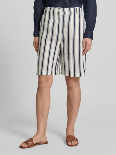 Frauenmodel trägt Bermudas aus Leinen im Allover-Look von Christian Berg Woman, gestreift, Regular-Fit, Knopf- und Reißverschluss, Nahaufnahme Oberkörper.