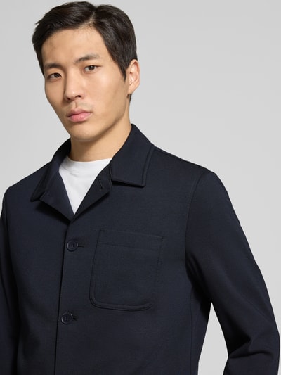 Männermodel trägt Slim Fit Hemdjacke mit Kentkragen Modell 'DiJohn' von Zuitable, Material-Mix mit Viskose-Anteil, Nahaufnahme Oberkörper.