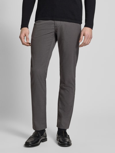 Männermodel trägt Chino mit 5-Pocket-Design von Christian Berg Men, Material-Mix mit Viskose-Anteil, Gerader Schnitt, Ganzkörperansicht von vorne.